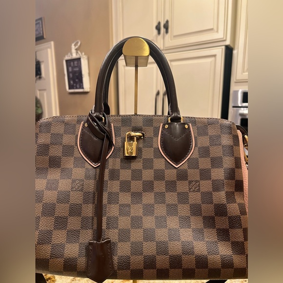 AUTHENTIC LOUIS VUITTON
Damier Canvas Ebene
Normandy Bag - Picture 5 of 16